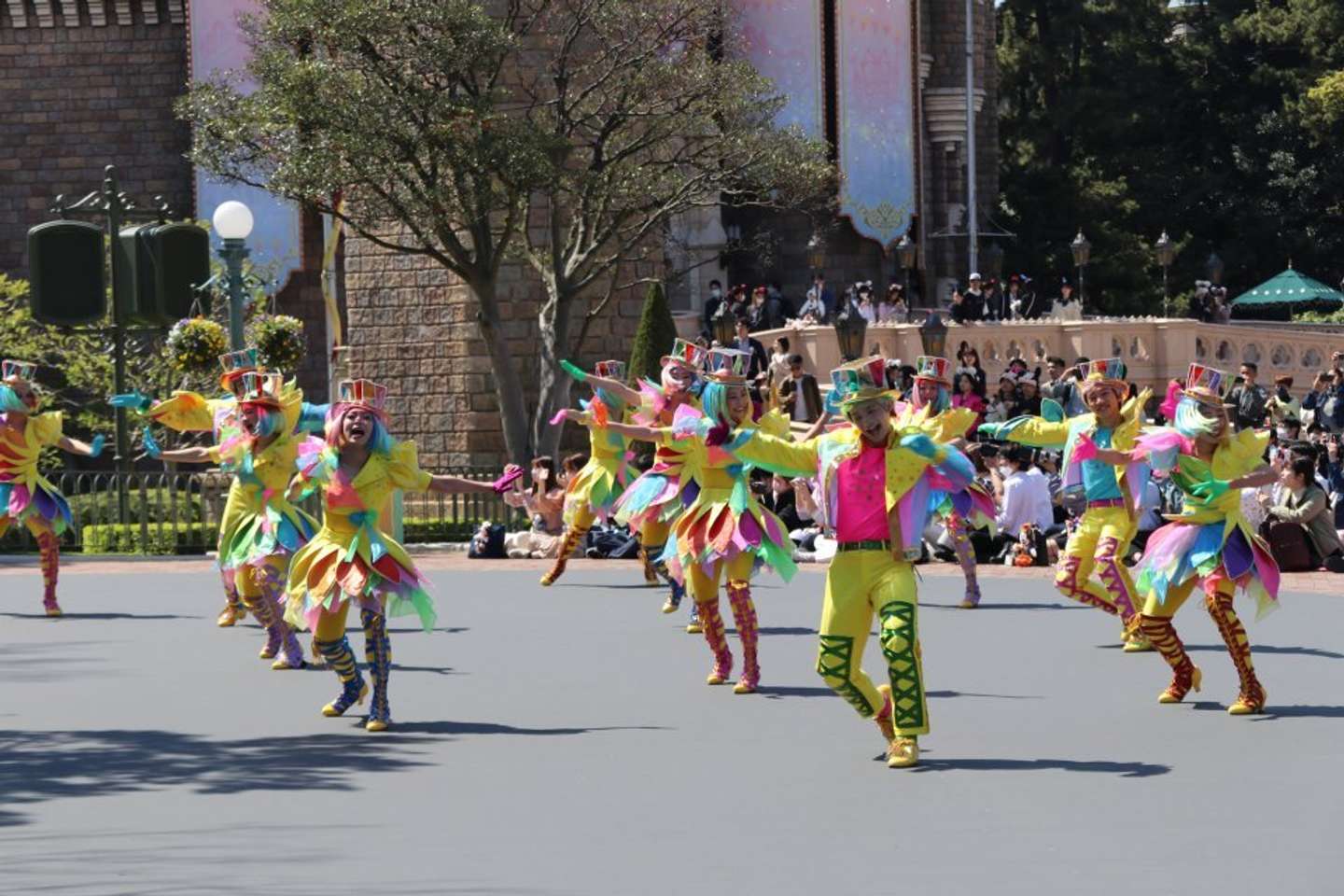 カラフルな衣装に身を包み、いきいきと踊る先頭ダンサー達  