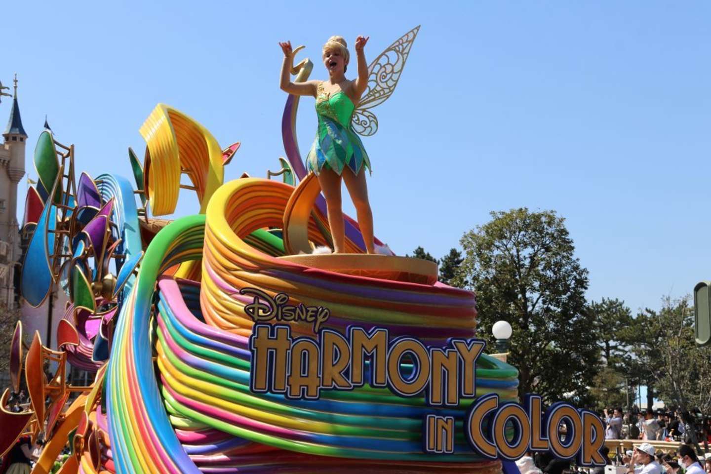 最初のフロートには「ピーターパン」のティンカーベルが