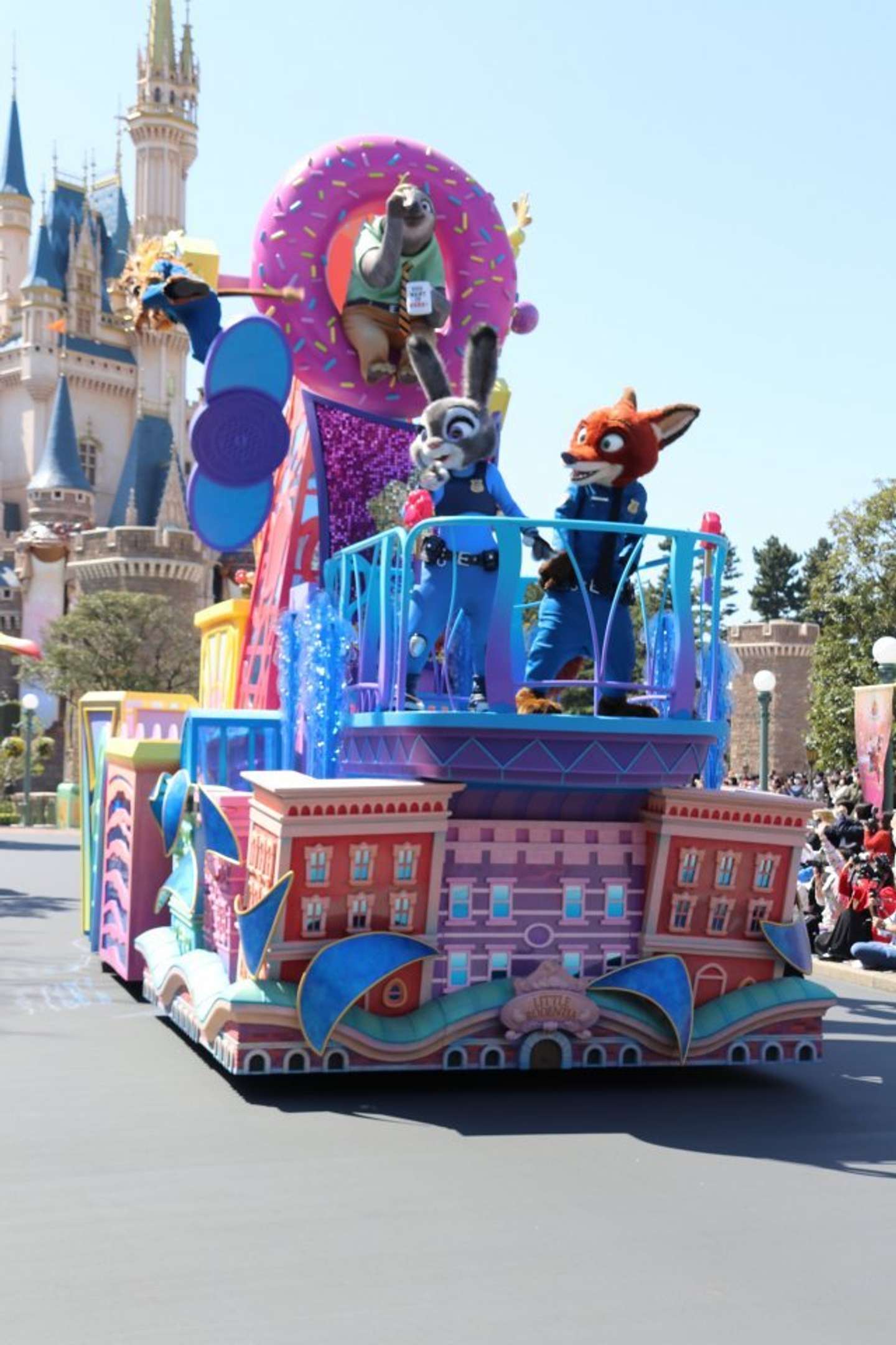 「ズートピア」のジュディとニックもフロートの上からご挨拶