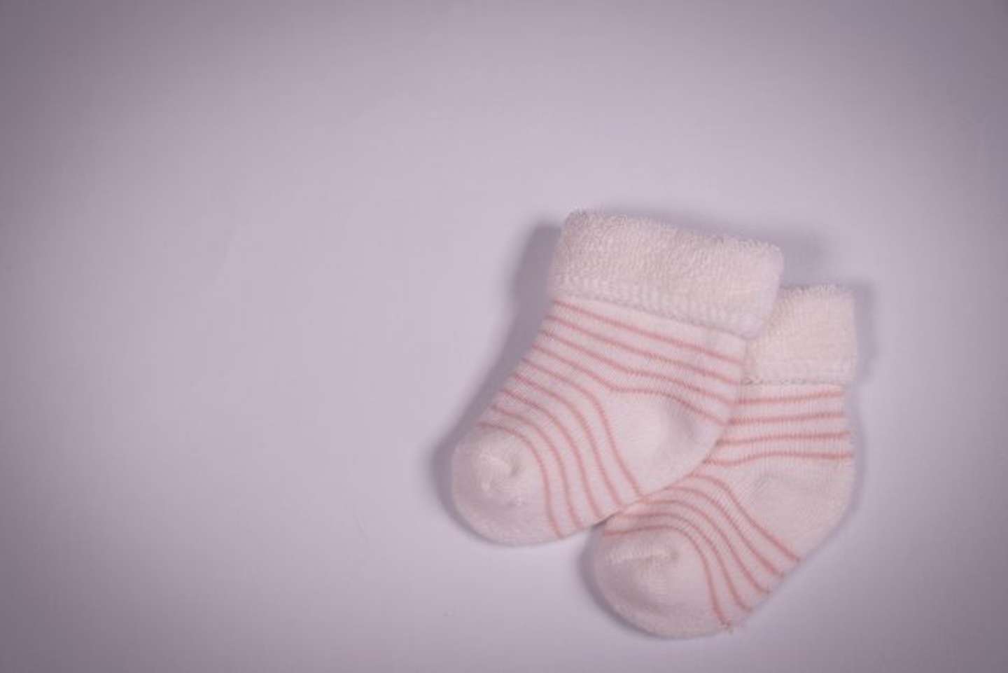 後ろに子供のくつしたが落ちていて......（画像はイメージ）