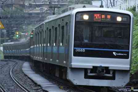 「地獄のような小田急線の通勤ラッシュ。幸運にも目の前の席が空き、座れる状況だったけど...」（神奈川県・70代以上男性）