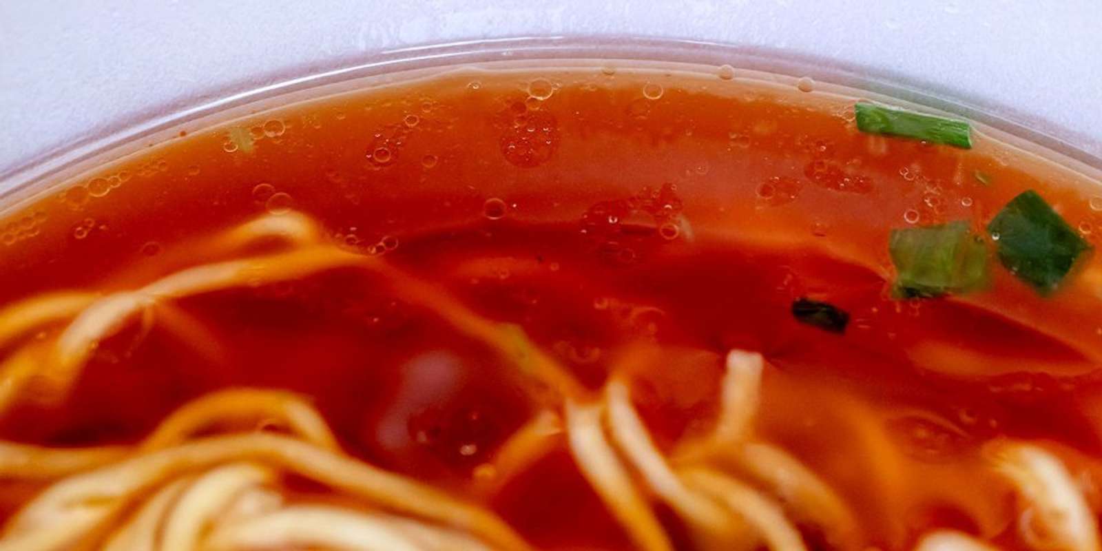 スープ表面の油脂も少なめ