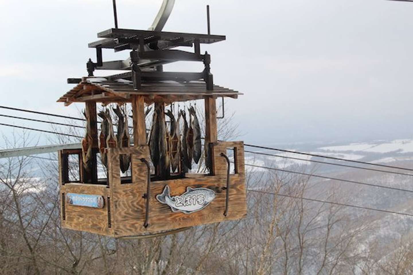 空飛ぶ鮭とば　とば号（画像提供：のぼりべつクマ牧場）