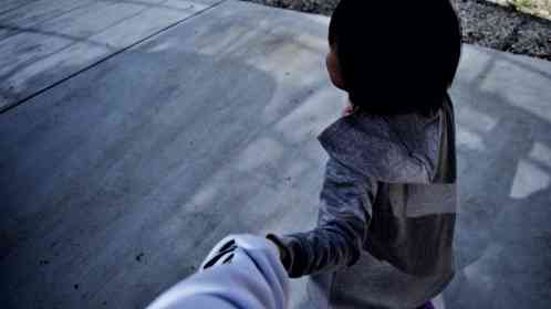 飛び出した子供と手を繋いでくれて…（画像はイメージ）