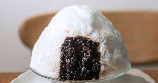 ごはん？スイーツ？　中には「梅」「明太白ごま」「チーズおかか」...見た目〝おにぎり〟なかき氷が謎すぎる