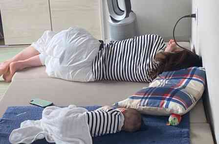 これぞまさしく「シンクロナイズド睡眠グ」　ソックリすぎる母子の寝姿が超尊い