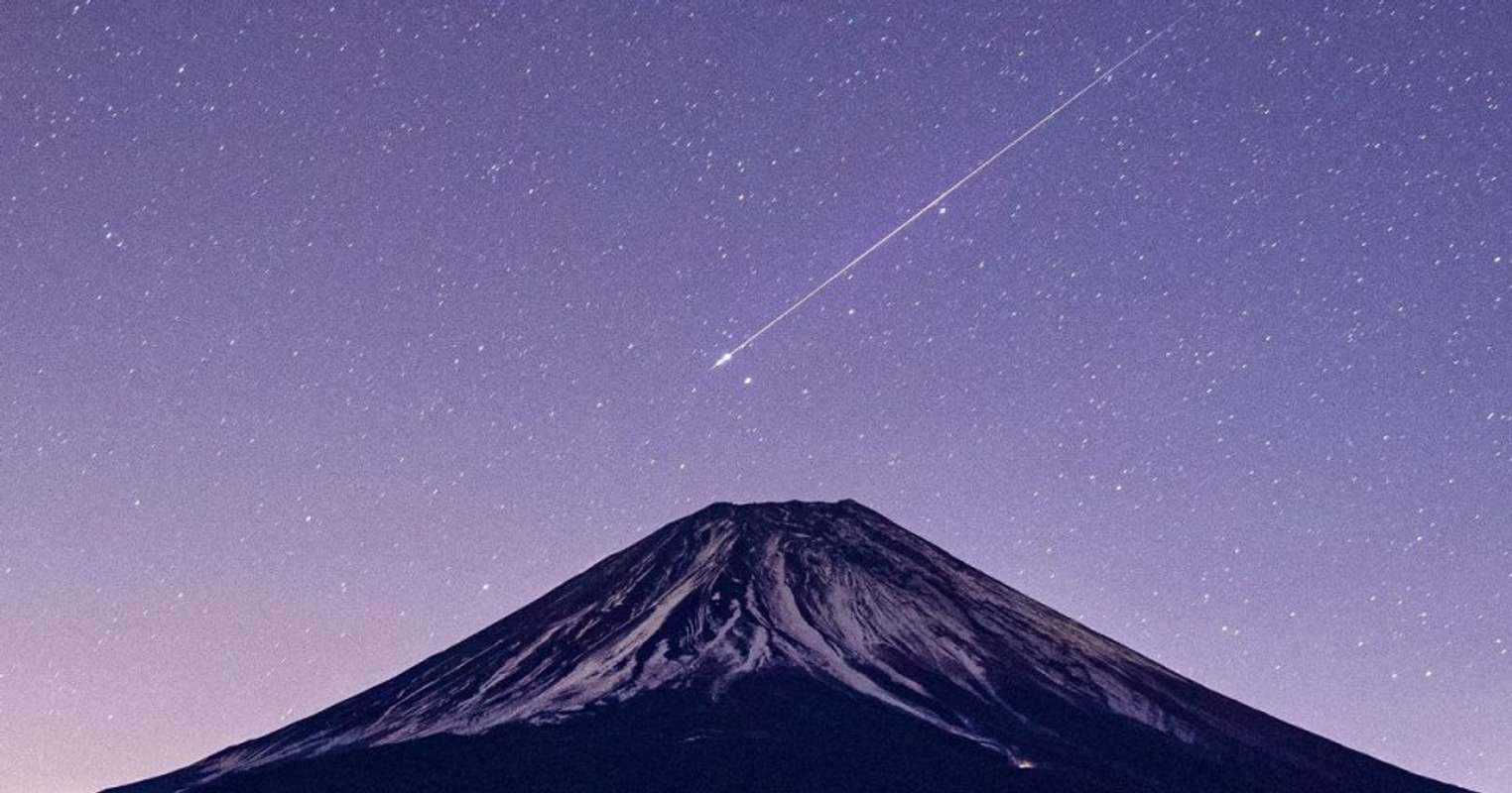 正しく「流れ星が叶えた願い」 富士山で撮影された〝奇跡の一枚
