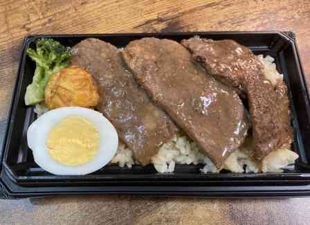 追いステーキソースが必須かも... スーパー玉出の成型肉「牛赤身ステーキ重」の気になるトコロ
