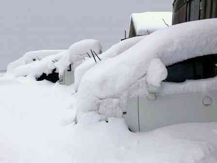 雪ダイブはNG！（画像はイメージ）