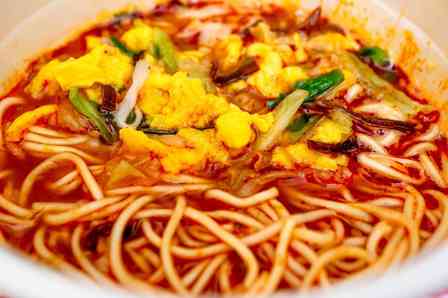 今は無き〝幻のメニュー〟がカップ麺で帰ってきた！　名店「博多だるま」監修の定番＆限定をマニアが実食