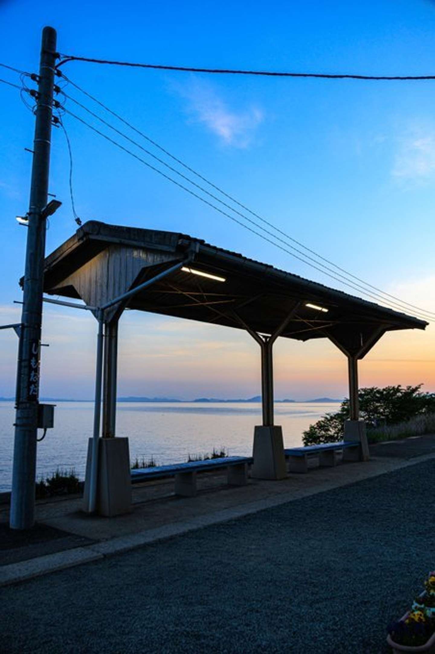 JR予讃線・下灘駅の風景、朝焼けで空と海が美しいグラデーションに染まっている
