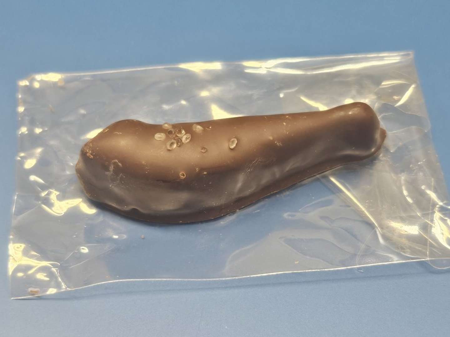 大粒の塩が乗っている（画像は編集部撮影）