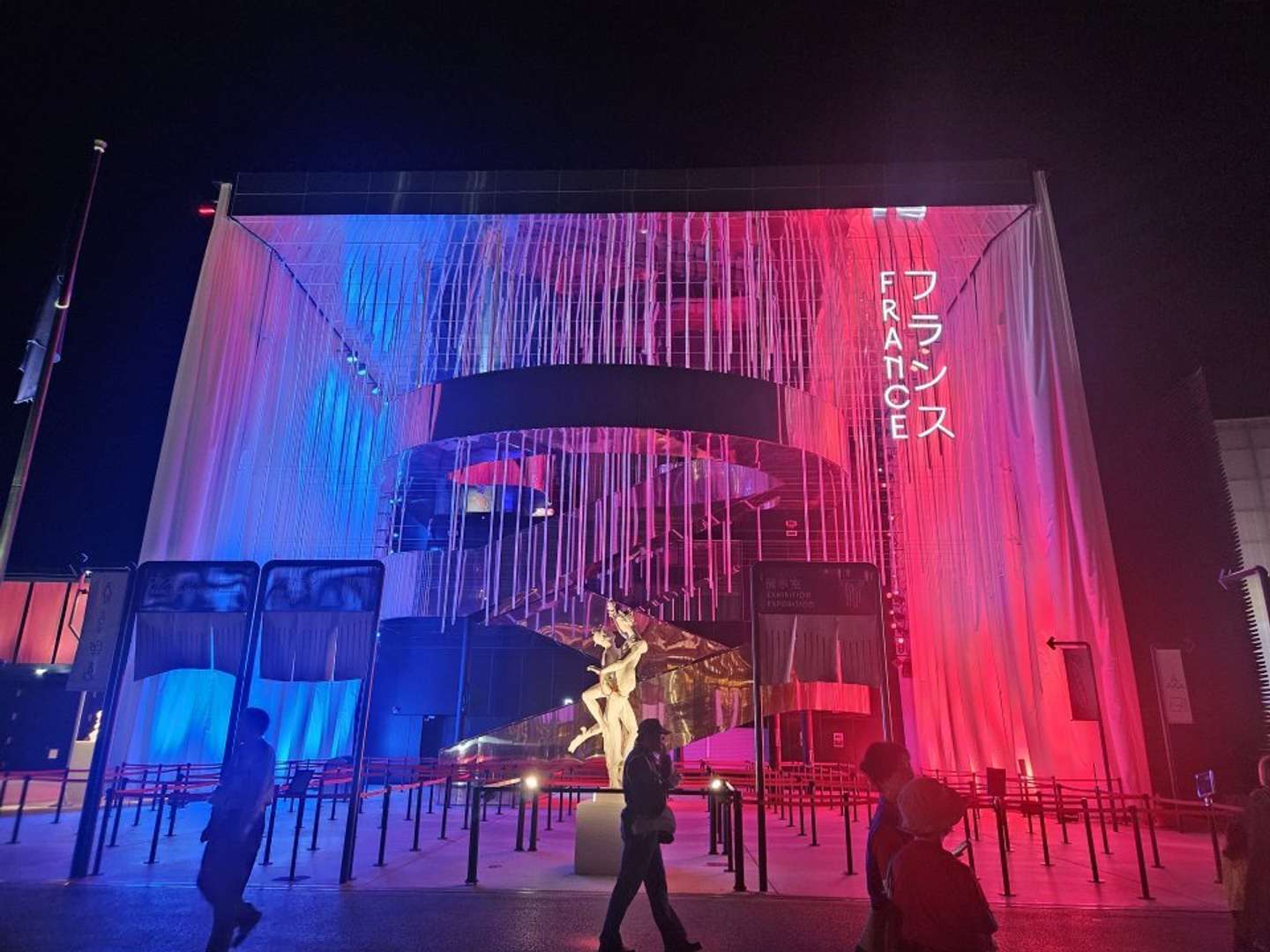 国旗の色をしたフランス館（画像は2025年5月31日、編集部撮影）