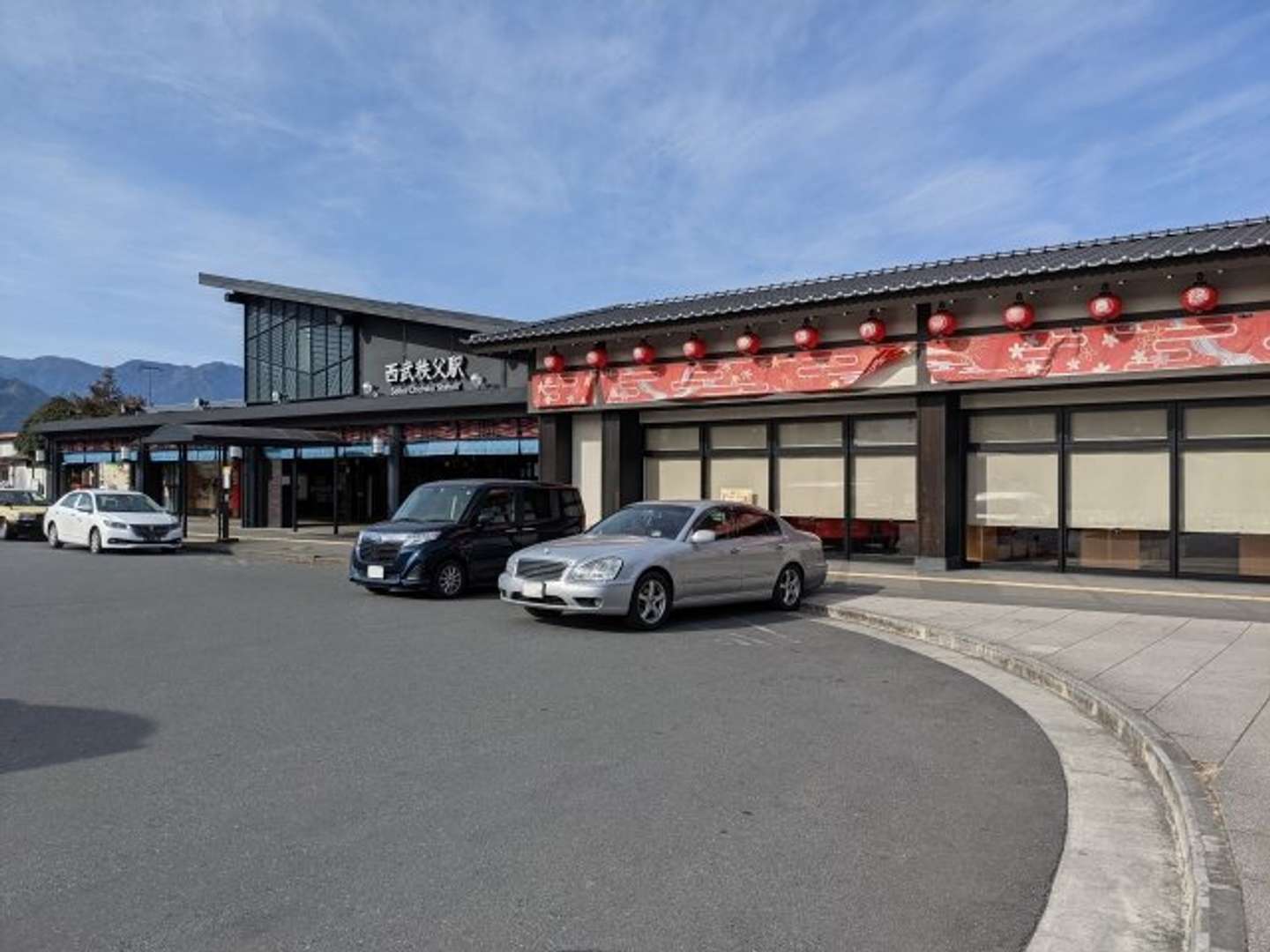 昼間の西武秩父駅(画像はPhotoAC)