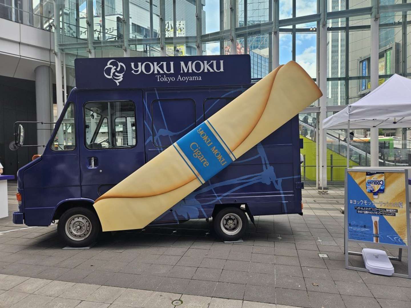 巨大シガールを携えた「BLUE GIFT TRUCK」(画像は編集部撮影)