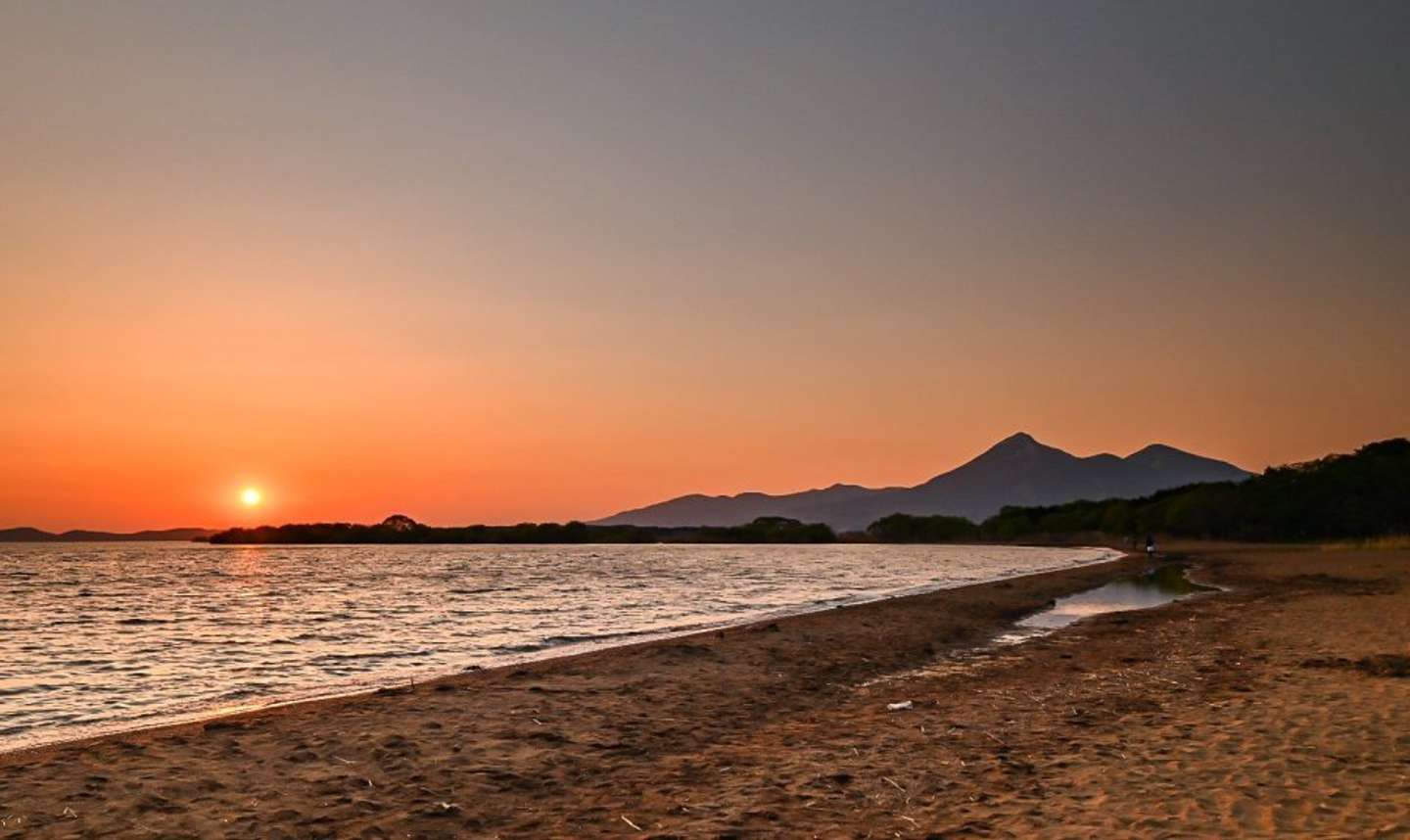 猪苗代湖の志田浜より、夕日と磐梯山（自由人KANA（＠ybr1252014）さんの投稿より）
