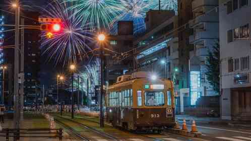 路面電車の上に大輪の花火に咲く　ノスタルジックで美しい夜に2.1万人感動「夢のよう」「帰りたくなった」