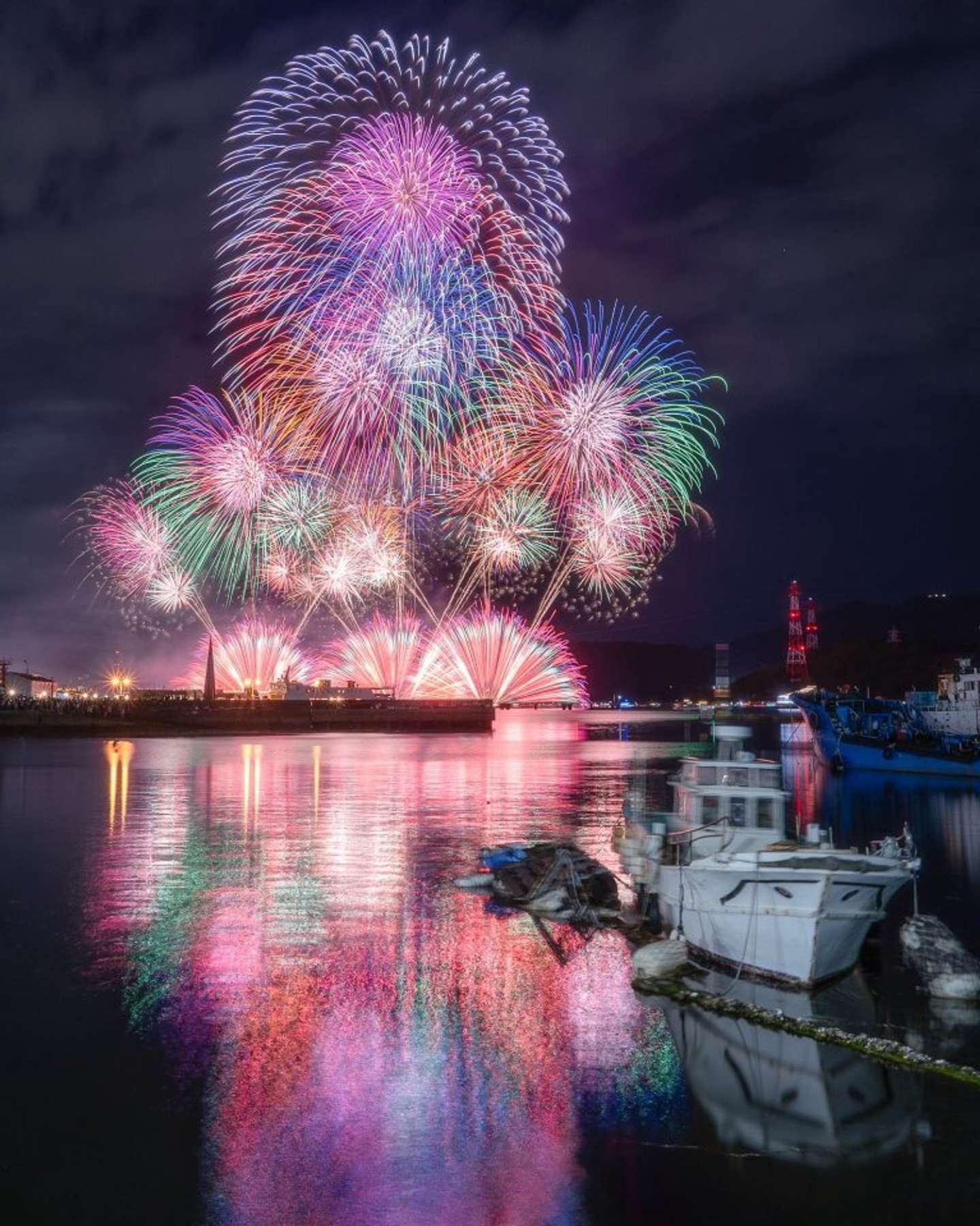 2024年に海岸から撮影した「広島みなと夢花火大会」の光景（画像はひめぽよ＠lol_hime_さんの投稿より）