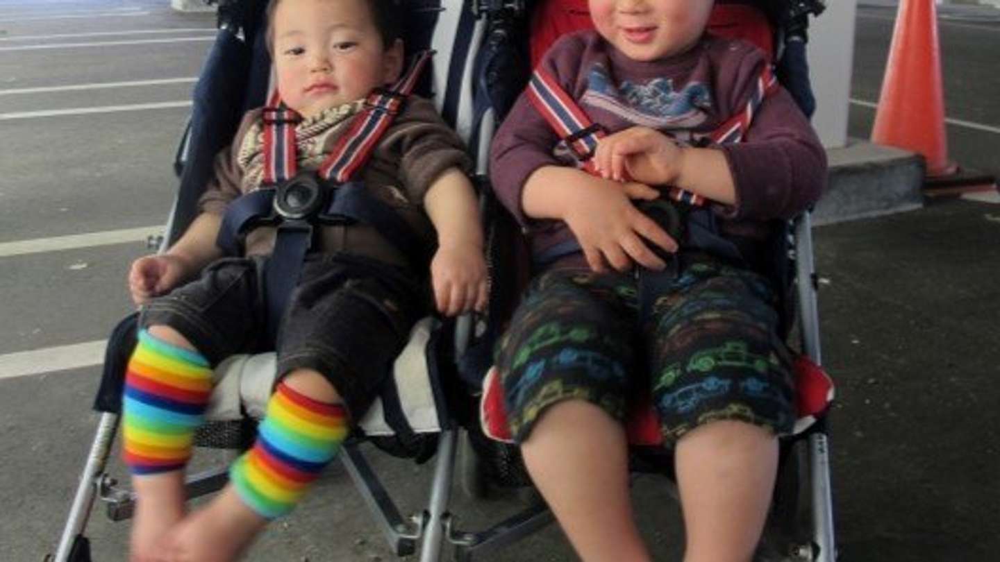 日陰で2人の子供と、彼らの母を待つ（画像はイメージ）