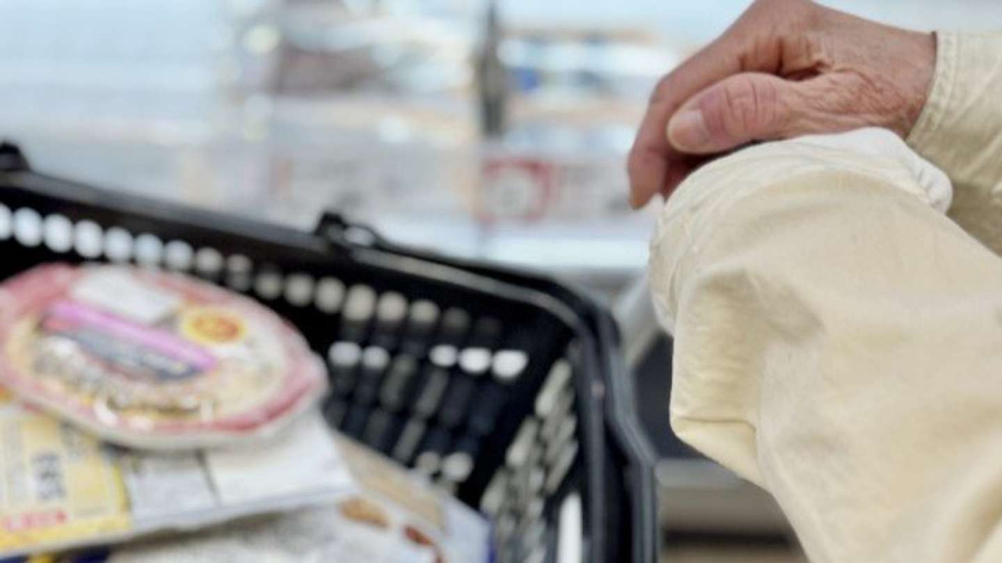 安売りの日にたくさんの買い物（画像はイメージ）