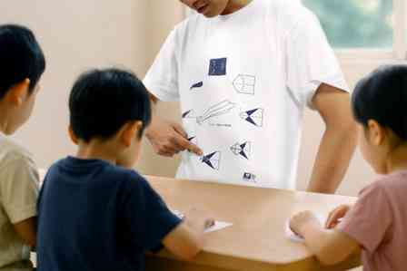 子供たちからの熱視線、間違いナシ 〝紙ヒコーキ世界王者考案の設計図〟デザインしたTシャツ爆誕