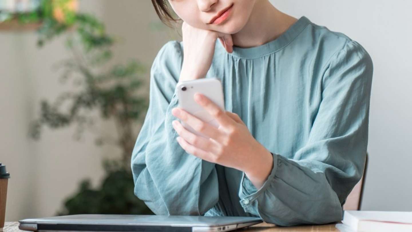 なぜ報告を？（画像はphotoAC）