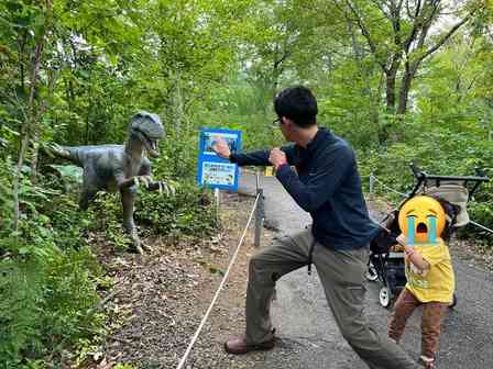 優しく勇敢な3歳女子に2.9万人感動「なんて尊い」「本当に健気」　恐竜オブジェに父が近付くと全力で...