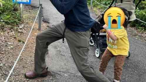 優しく勇敢な3歳女子に2.9万人感動「なんて尊い」「本当に健気」 恐竜オブジェに父が近付くと全力で...