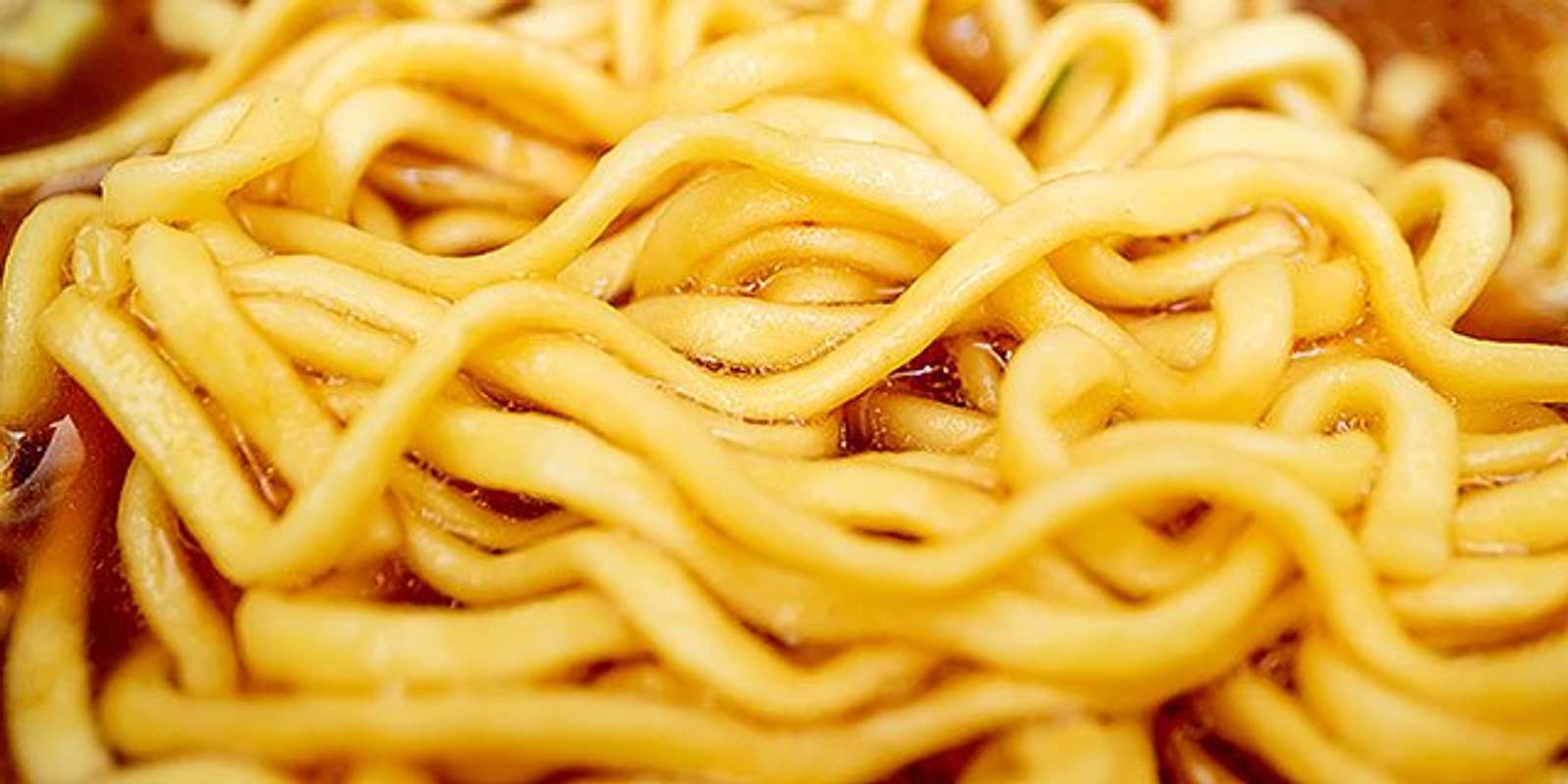 中太で縮れのついた油揚げ麺