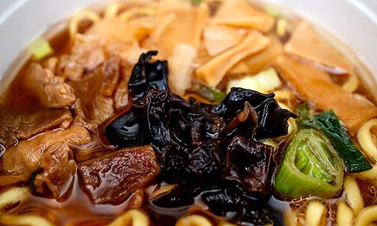 肉厚なキクラゲが入っている