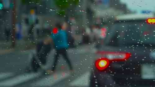 「大雨の中、ベビーカーを押して歩いていた私。信号待ちの車から『赤ちゃん濡らさないで』と中年女性が...」