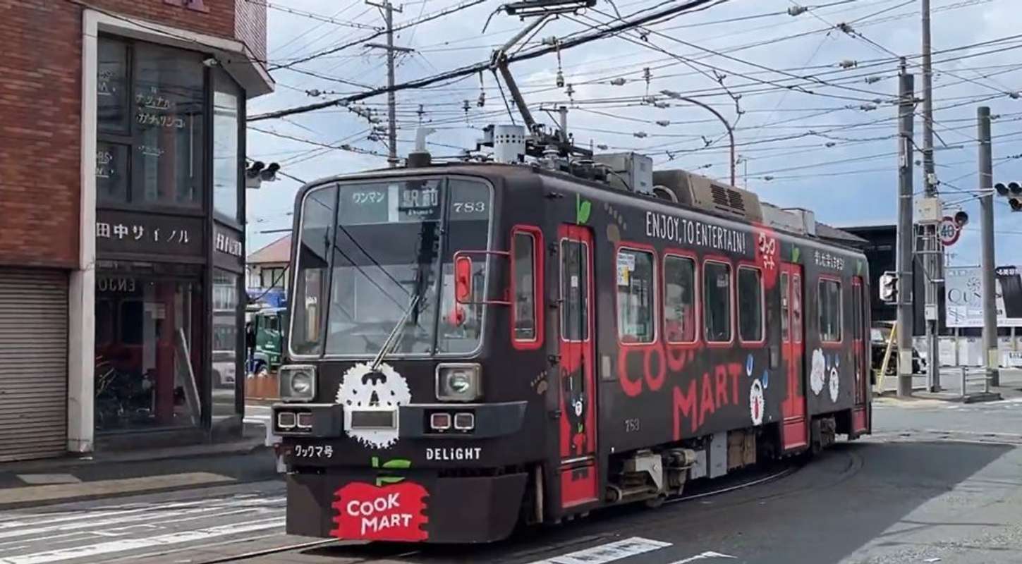 急カーブに差し掛かると...（画像は＠t_bookmarker583さんの投稿より、編集部でキャプチャ）