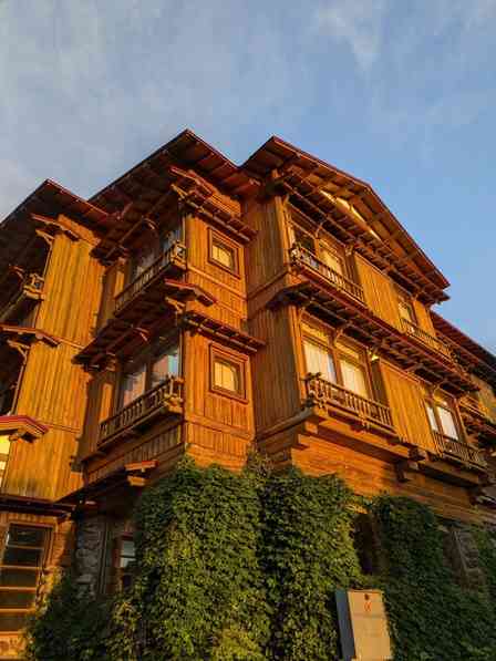 「こりゃきれいだ」「死ぬまでに行ってみたい」　朝の湖畔にそびえる〝泊まれる文化財〟の美しさに感嘆