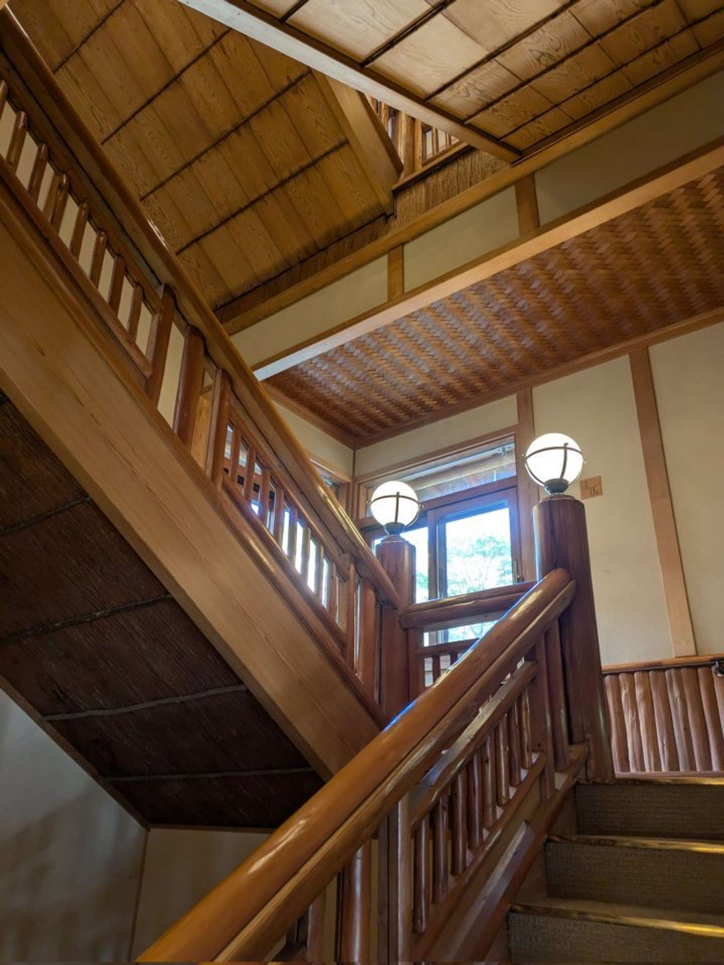 十和田ホテル・階段（「泊まれる文化財の世界『お宿図鑑』著者」（＠rninopon）吉宮 晴紀さんの投稿より）