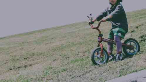 「子供たちと土手でストライダー遊びをしていた私。雨で高架下に移動すると、近所のアパートの住人が...」(東京都・30代女性)