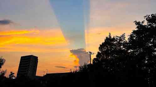夕焼けと蒼天...くっきり〝割れた〟空の色に9.1万人感動 「んだこれ美しすぎ」「名前を知れて嬉しい」