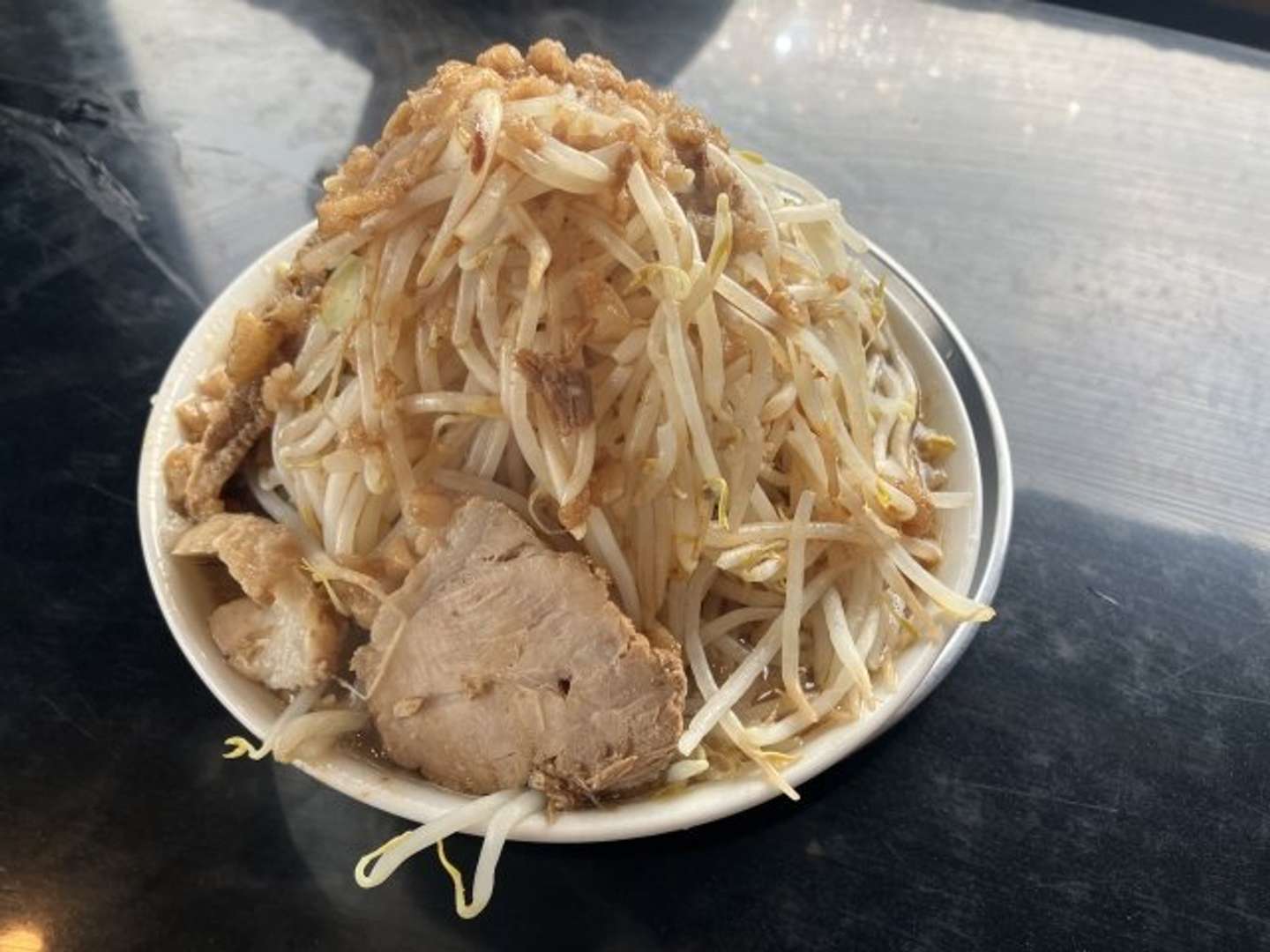 モヤシをたっぷりのせる二郎系（画像はPhotoAC）