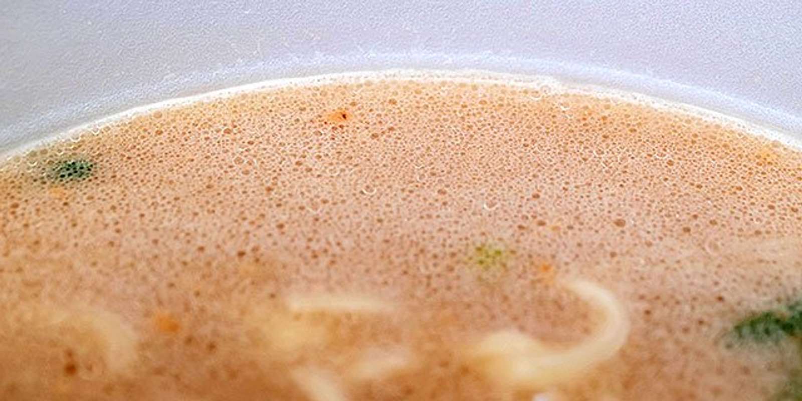 スープ表面の油脂