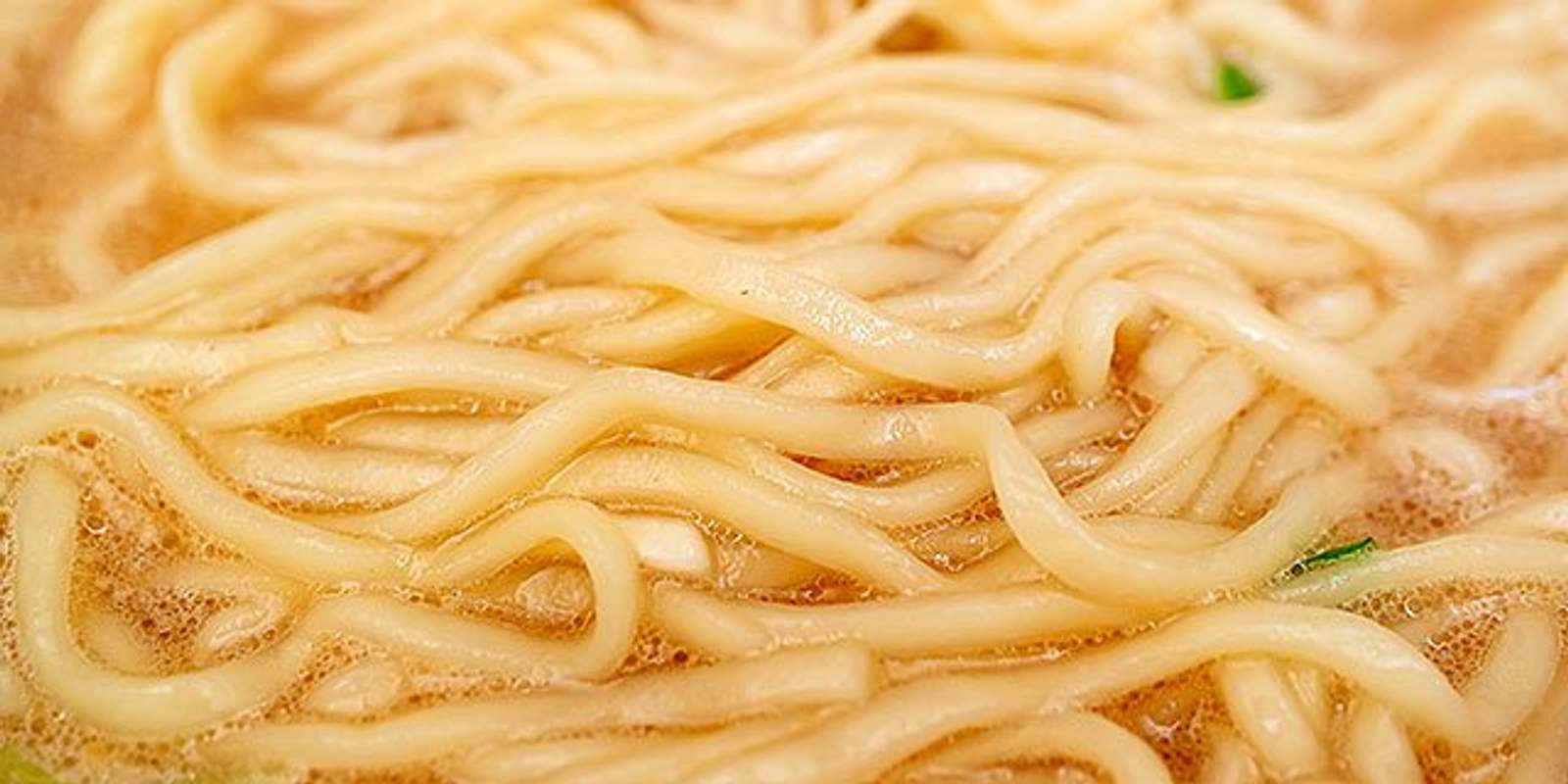 豚骨ラーメンとしては太めの油揚げ麺