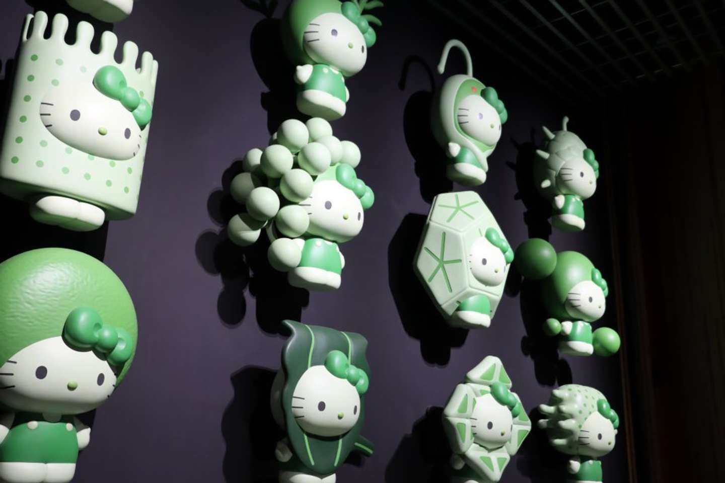 藻類に扮するキティちゃん（編集部が大阪・関西万博で撮影、2025年7月6日）