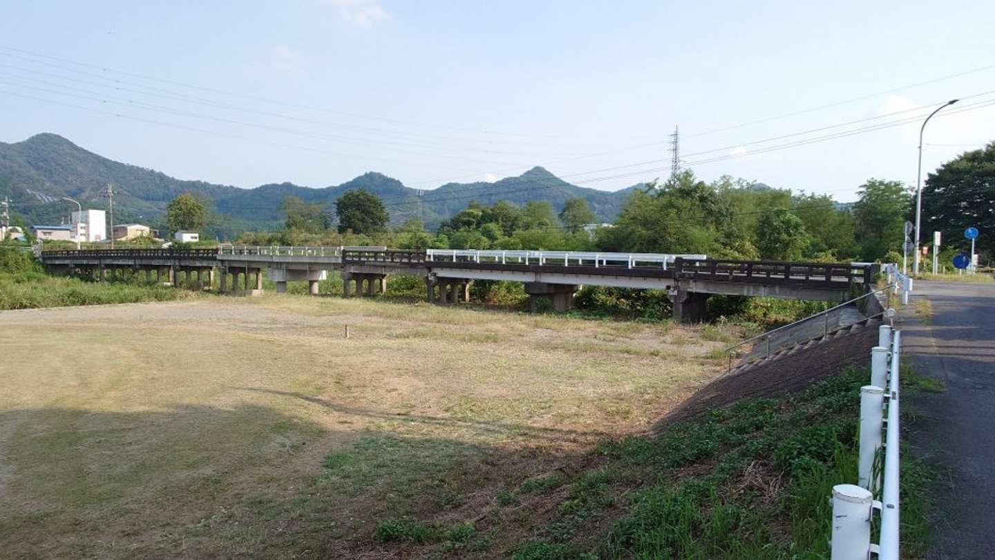 つぎはぎの安蘇川橋（画像はシグナル＠mahirunoislandさんの投稿より）