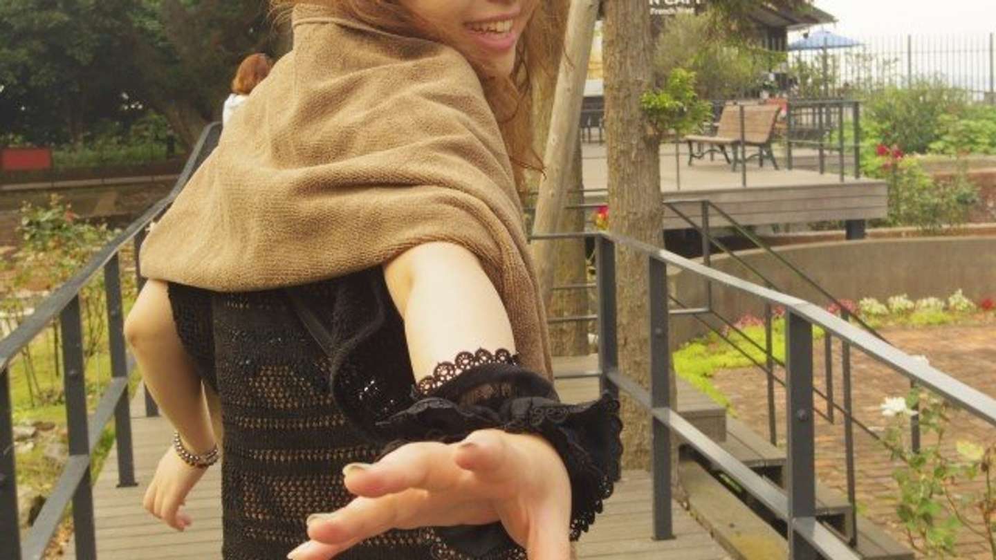 見知らぬギャルに手を引かれ...(画像はphotoAC)