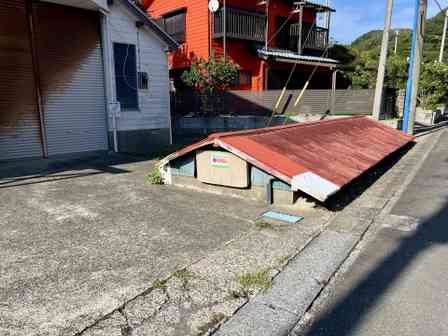 「なんやこれ」「現実世界のすり抜けバグ」　家が地面にめり込んでる？衝撃光景に10万人驚がく