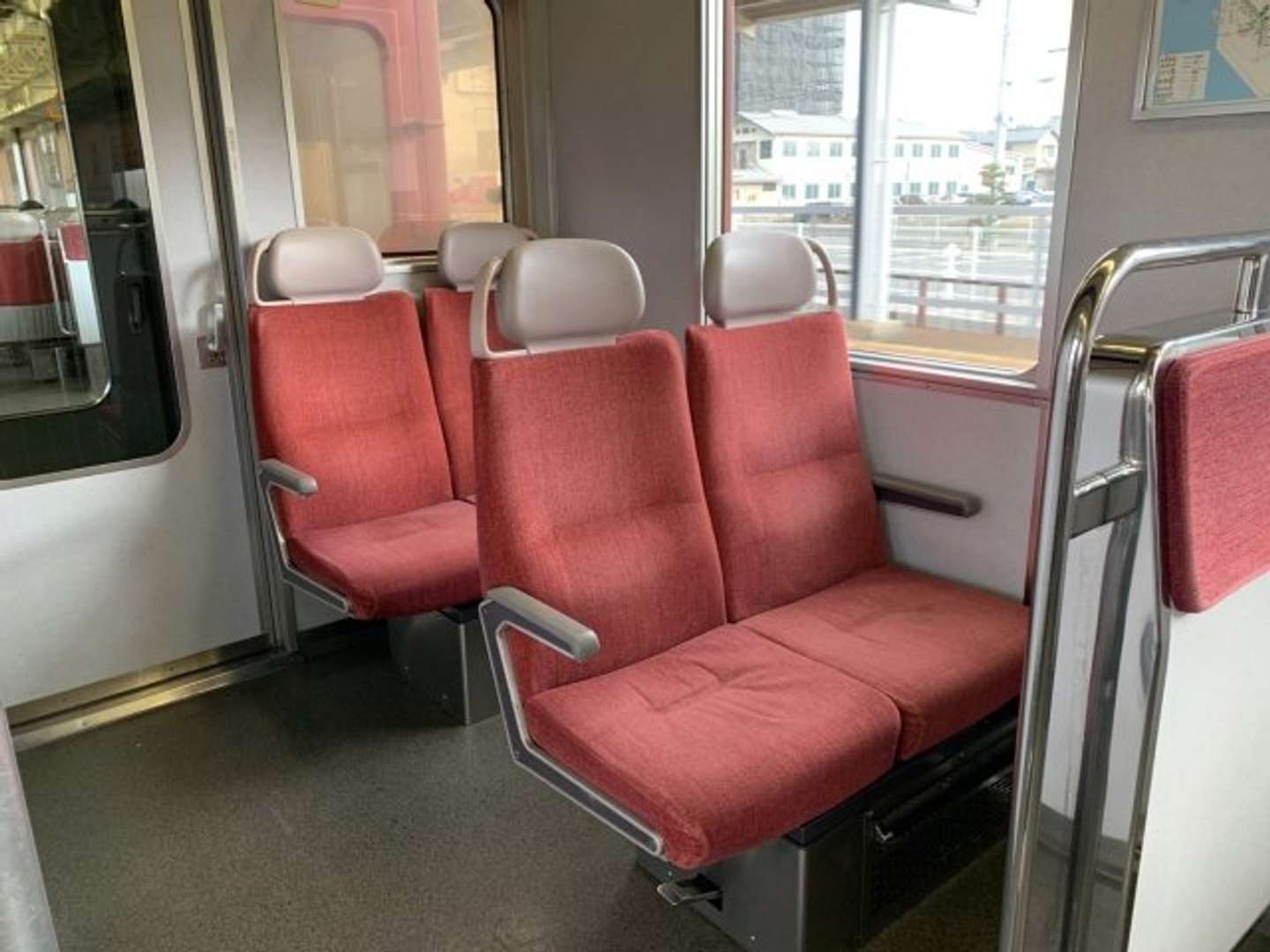 混雑した電車で（画像はphotoAC）