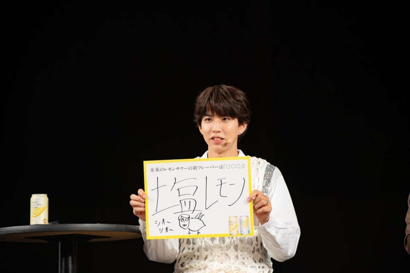 「飲んでみたいと思うレモンサワー」についてのフリップトークをするはじめしゃちょーさん（画像はプレスリリースより）