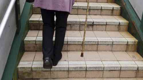 「雨の日、杖をついて乗り込んだ電車は外国人観光客でいっぱい。席に座れずなんとか立っていたけれど...」（北海道・40代女性）