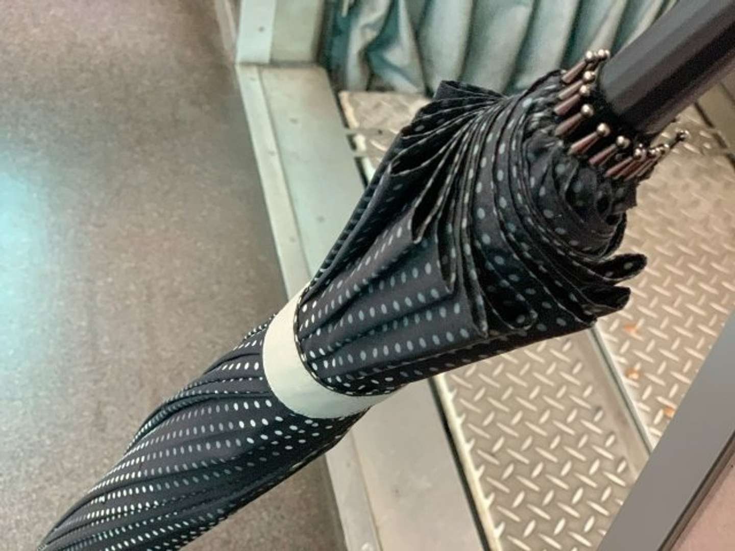 混みあった電車で...（画像はphotoAC）