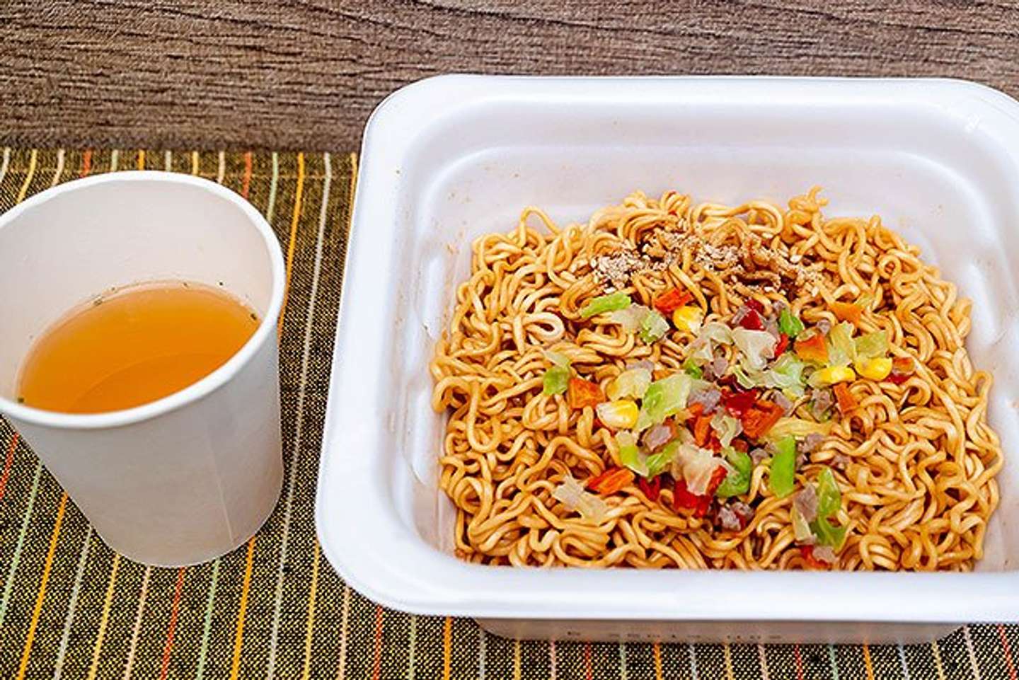 「中華風醤油味」の焼そばとスープ