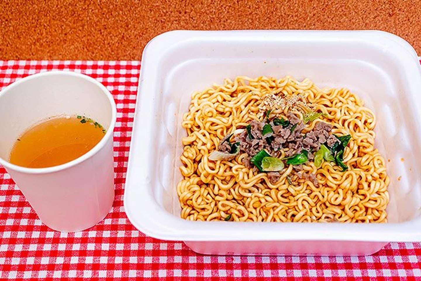 「北見焼肉味」の焼そばとスープ