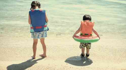 「娘と息子を連れて行った海水浴。私がトイレに行っている間に、2人の子供たちが沖に流されて...」（千葉県・70代男性）